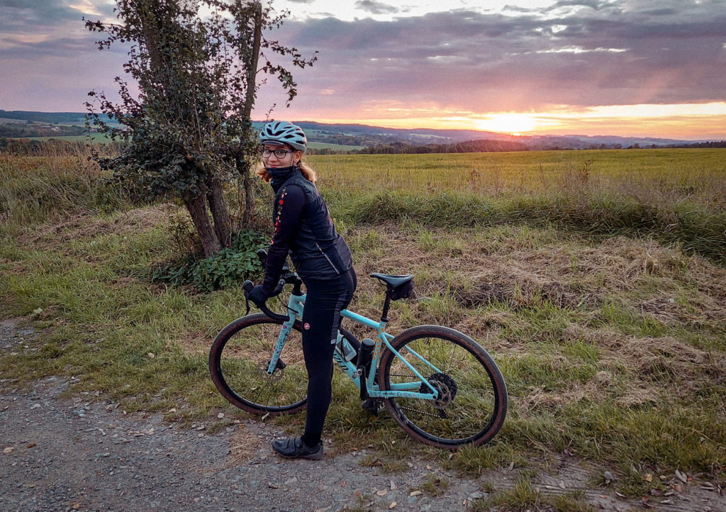 Žena gravel cyklistka