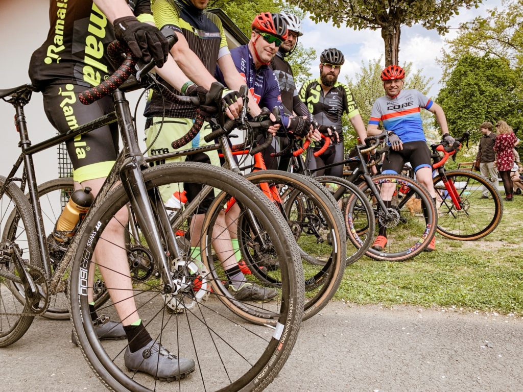 skupina cyklistů na gravel kole