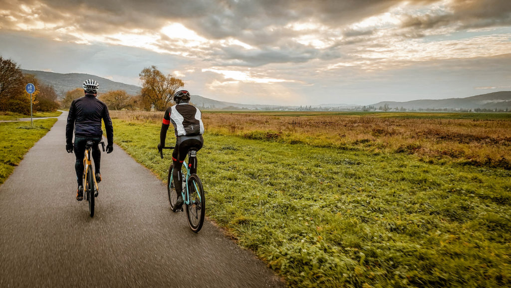 cyklisté na gravel kolech